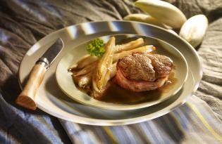 Pavés de veau aux endives caramélisées, sauce à la chicorée 