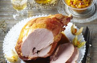 Jambon de porc à l’os laqué au sirop d’érable, compotée de fruits d’hiver Jambon de porc à l’os laqué au sirop d’érable, compotée de fruits d’hiver