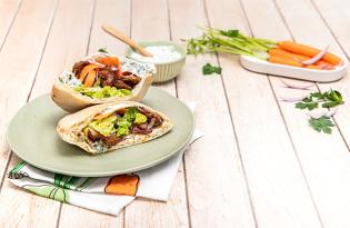 Kebab d'agneau, sauce blanche, herbes fraîches et citron, carotte, oignon rouge et sucrine