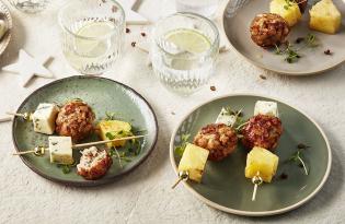 Mini-brochettes de chevreau, fourme d'Ambert et ananas Mini-brochettes de chevreau, fourme d'Ambert et ananas
