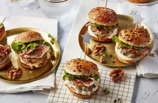 Mini-burgers de veau à la crème de gorgonzola, prosciutto et noix caramélisées Mini-burgers de veau à la crème de gorgonzola, prosciutto et noix caramélisées