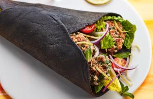 Pita à l'encre de Seiche, haché de veau, aubergine grillée et Bergamote Pita à l'encre de Seiche, haché de veau, aubergine grillée et Bergamote