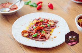 Steak de bœuf mi-cuit, aux fraises et citron vert, basilic et chips maison Steak de bœuf mi-cuit, aux fraises et citron vert, basilic et chips maison