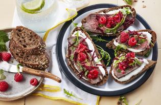 Tartine de bœuf, betterave râpée, framboises, crème au raifort, pain nordique