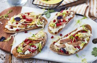 Tartine de veau, ktipiti de poivrons jaunes, artichauts marinés, coriandre, grenade, pain au levain