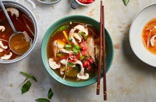 Tom Yam de bœuf aux champignons asiatiques Tom Yam de bœuf aux champignons asiatiques