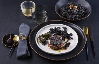 Tournedos de viande chevaline en croûte de sésame noir, risotto à l'encre de seiche Tournedos de viande chevaline en croûte de sésame noir, risotto à l'encre de seiche