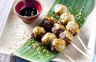 Yakitoris de boulettes de bœuf au fromage Yakitoris de boulettes de bœuf au fromage