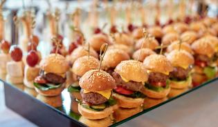 Un buffet de réveillon de Noël et du Nouvel An XXL