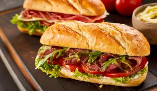 Les sandwichs à la viande, la gourmandise au coin de la rue