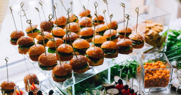 Un buffet de réveillon de Noël et du Nouvel An XXL | Cuisine & Achat
