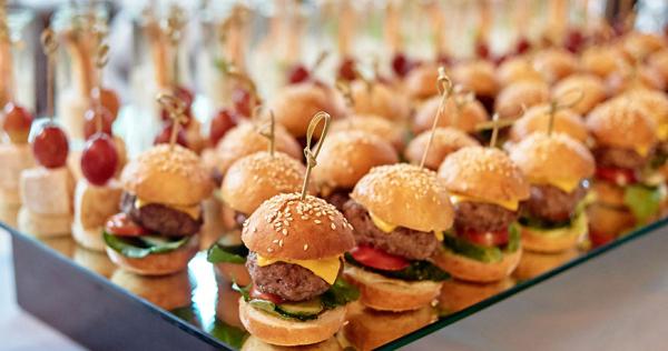 Un buffet de réveillon de Noël et du Nouvel An XXL | Cuisine & Achat ...