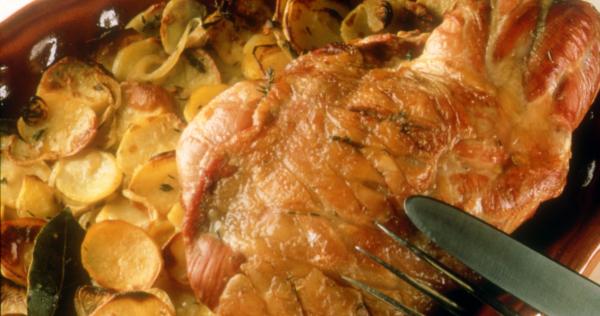 Epaule d&#039;agneau boulangère-image