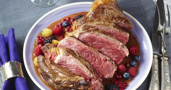 Côte De Bœuf Marinée Au Vin Et Rôtie Au Four Sauce Poivrade Aux Fruits Rouges