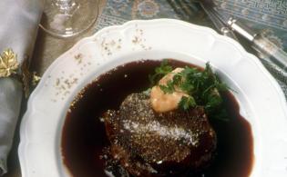 Filet de boeuf sur rillettes de queue de boeuf, sauce au vin de Graves et moelle pochée