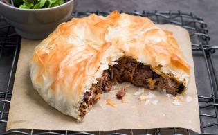 Pastilla de joues de bœuf et salade d'herbes