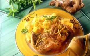 Sauté d'agneau au gingembre, tomates au four