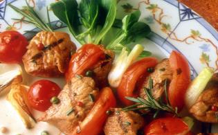 Brochettes de veau aux baies roses et au poivre vert