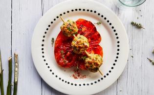 recette de Brochette de boulettes de veau façon kefta sur une tranche de tomate cœur de bœuf grillée