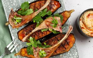 Côtes de chevreau sur aubergines grillées et houmous