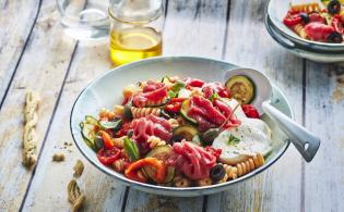 Carpaccio de boeuf, salade de pâtes et légumes à la Provençale