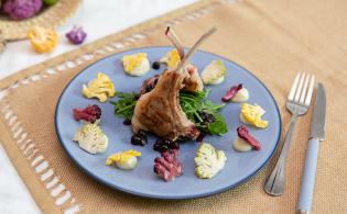 Crémeux de chou-fleur, côtelettes d’agneau grillé, gastrique au cassis