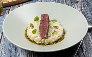 Filet de bœuf grillé, risotto de panais, pesto d’orties