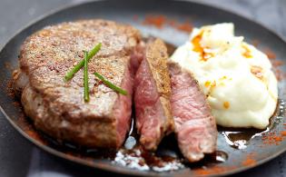 Filet de bœuf grillé en marinade rugissante, purée à l’ail