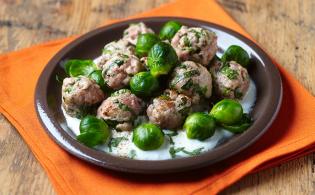 Fricassée de boulettes de veau et de choux de Bruxelles