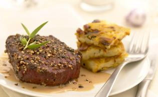 Pavé de cheval aux trois poivres, paillasson de pommes de terre aux champignons