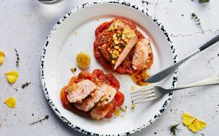 Pavé de veau rôti, jus de citron confit et thym, tomate cœur de bœuf poêlée à la farine de pois chiche