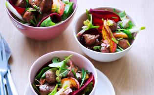 Salade tiède au foie de veau laqué au miel