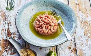 Tartare de veau à la crème de thon, arrosé d'une eau de tomates Green Zébra parfumée à l'huile d'olive