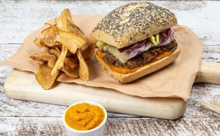 Vintage burger de paleron de bœuf, chips de panais et ketchup de carottes