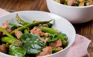 Wok de chevreau aux asperges & pignons