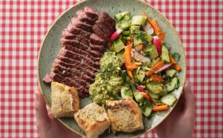 Basse côte snackée, sauce pistache-herbes fraîches, pain et crudités croquantes