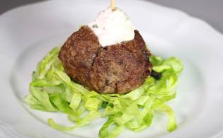 Boulettes de bœuf aux raisins secs et sauce fromagère