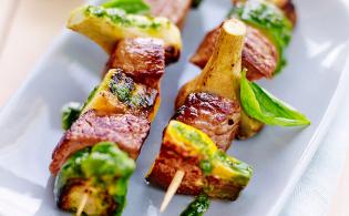 Brochettes de veau aubergines, artichauts et courgettes