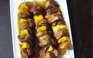 Recette de Brochettes d’agneau caramélisées à la mangue et aux champignons