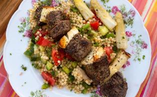 Brochettes de bœuf, halloumi et salade de perles de blé