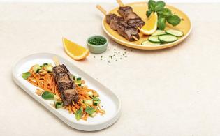 Brochettes de bœuf Thaï, sauce aigre-douce à l'orange, carotte, concombre et cacahuètes concassées