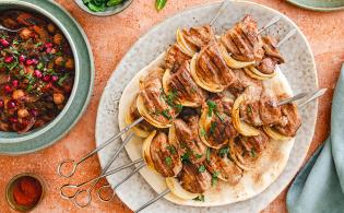 Brochettes de gigot d’agneau aux oignons