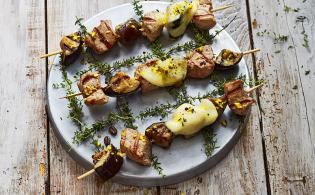 Brochettes de veau et d’aubergine au thym et au café