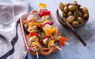 Brochettes de veau marinées à l'estragon, romarin et au cumin
