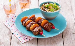 Brochettes de viande chevaline aux abricots, salade de boulgour