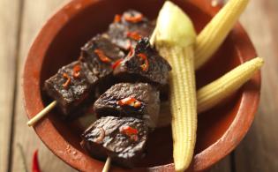 Brochettes péruviennes de coeur de boeuf ou Anticuchos peruanos