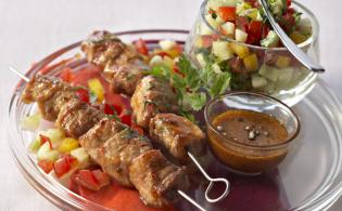 Recette de Brochettes de porc au miel et salade fraîcheur