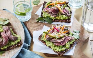 Bruschetta de viande chevaline à la purée d’avocat, pickles de légumes, pain noir