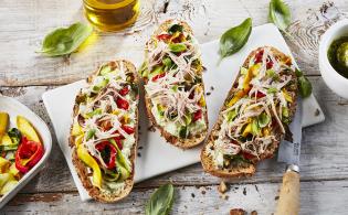 Bruschetta de chevreau, ricotta citron, courgettes et poivrons grillés, pain de campagne aux graines