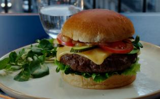 Burger de bœuf, cheddar, oignons caramélisés, salade et frites